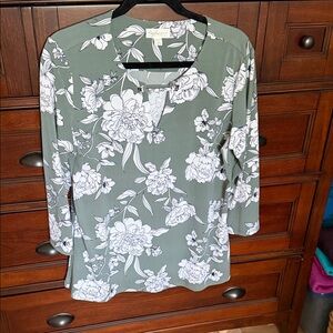 Magnolia Grace Green Floral Blouse with keyhole front